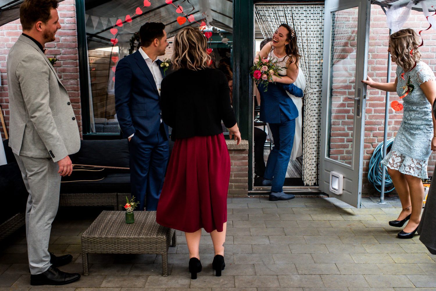 Trouwen in eigen tuin | Journalistieke trouwfotografie Amersfoort