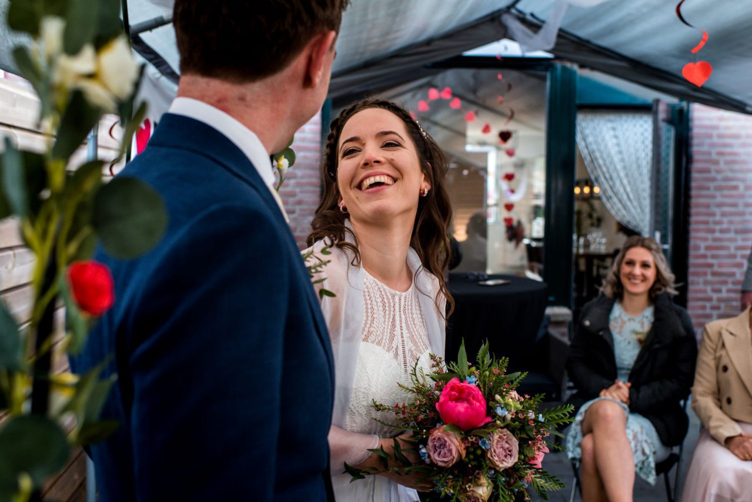 Trouwen in eigen tuin | Journalistieke trouwfotografie Amersfoort