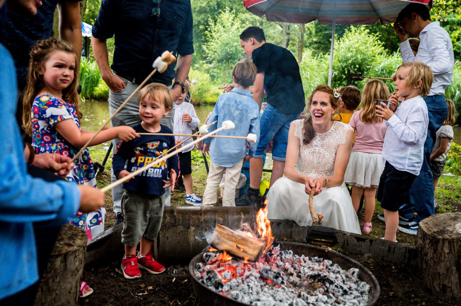 Trouwen de Vreemde Vogel festivalbruiloft kampvuur