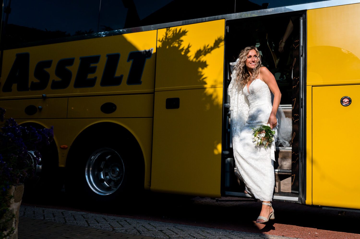 Trouwvervoer Bus | Linda Bouritius Photography