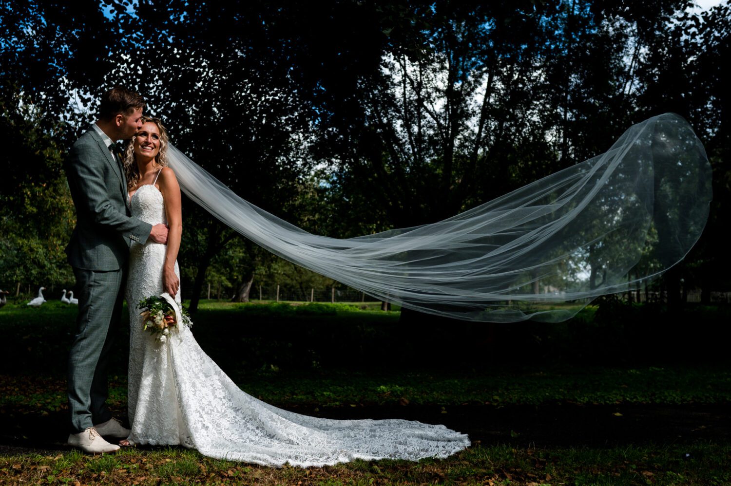 Fotoshoot bruid en bruidegom met sluier