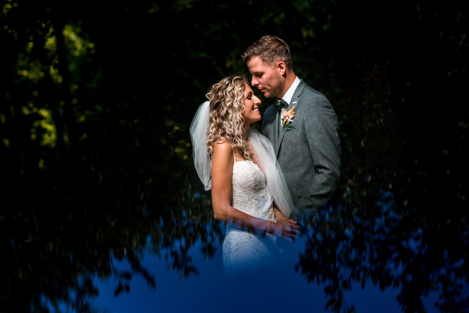 Fotoshoot bruid en bruidegom met sluier