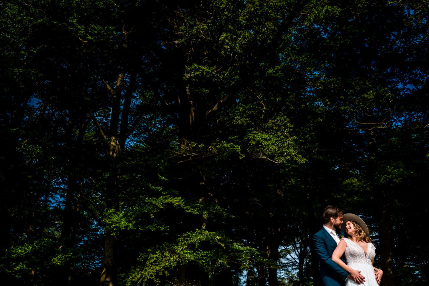 Fotoshoot trouwdag in het bos