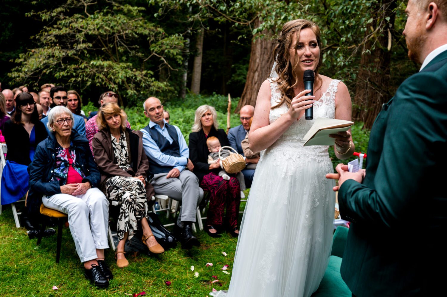 trouwceremonie in het bos journalistieke trouwfotograaf landgoed schovenhorst