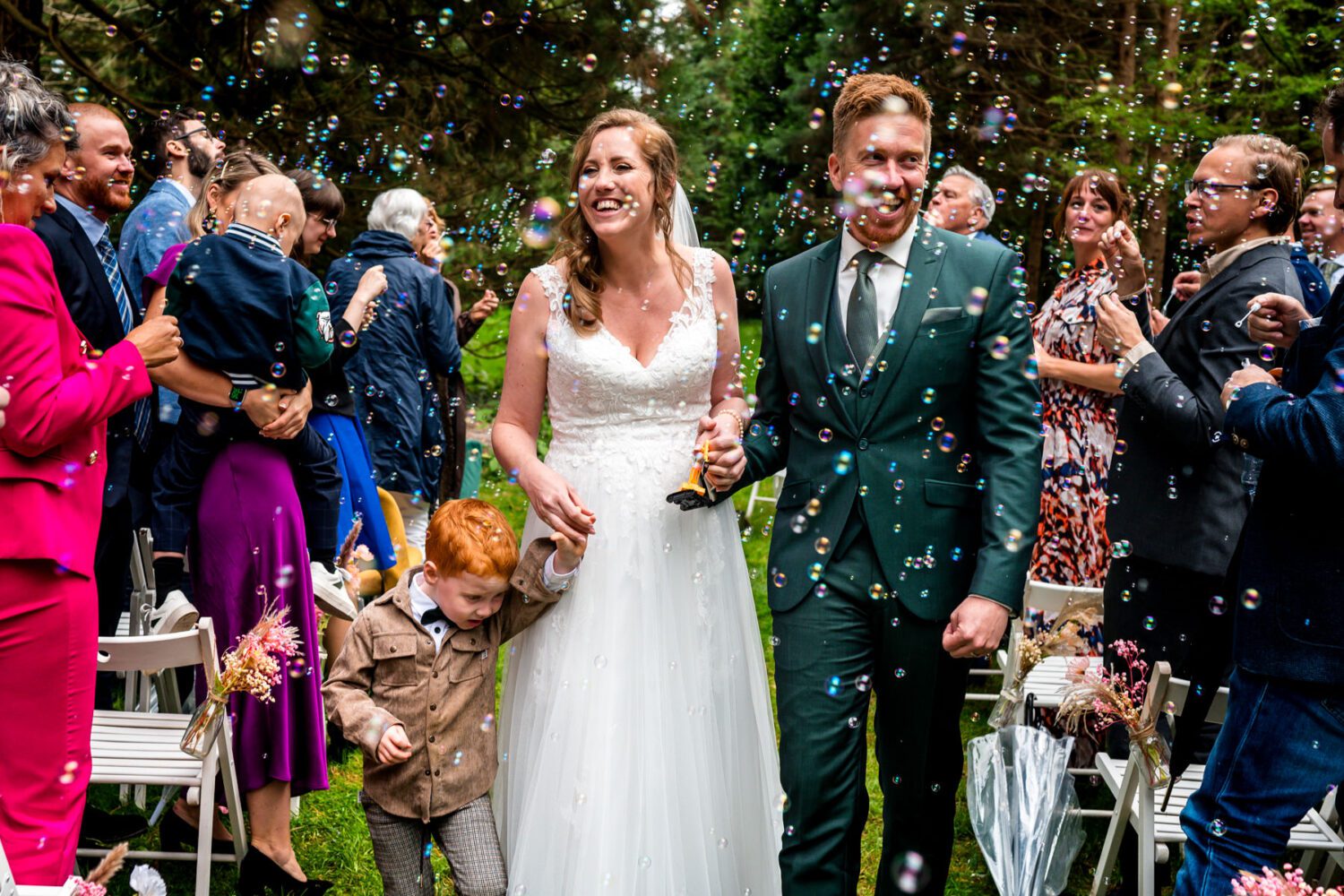 trouwceremonie in het bos journalistieke trouwfotograaf landgoed schovenhorst bellenblaas