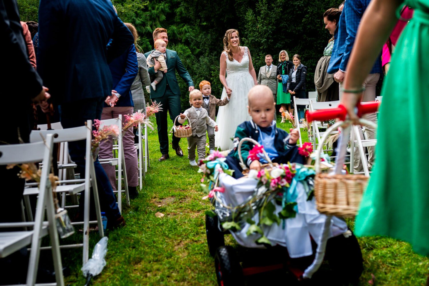 trouwceremonie in het bos journalistieke trouwfotograaf landgoed schovenhorst