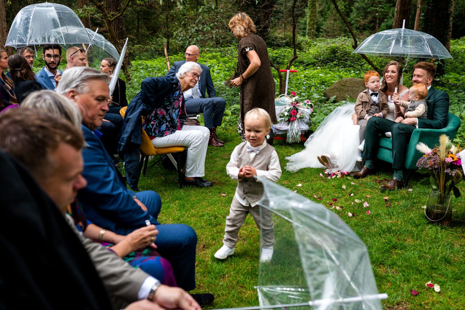 trouwceremonie in het bos journalistieke trouwfotograaf landgoed schovenhorst