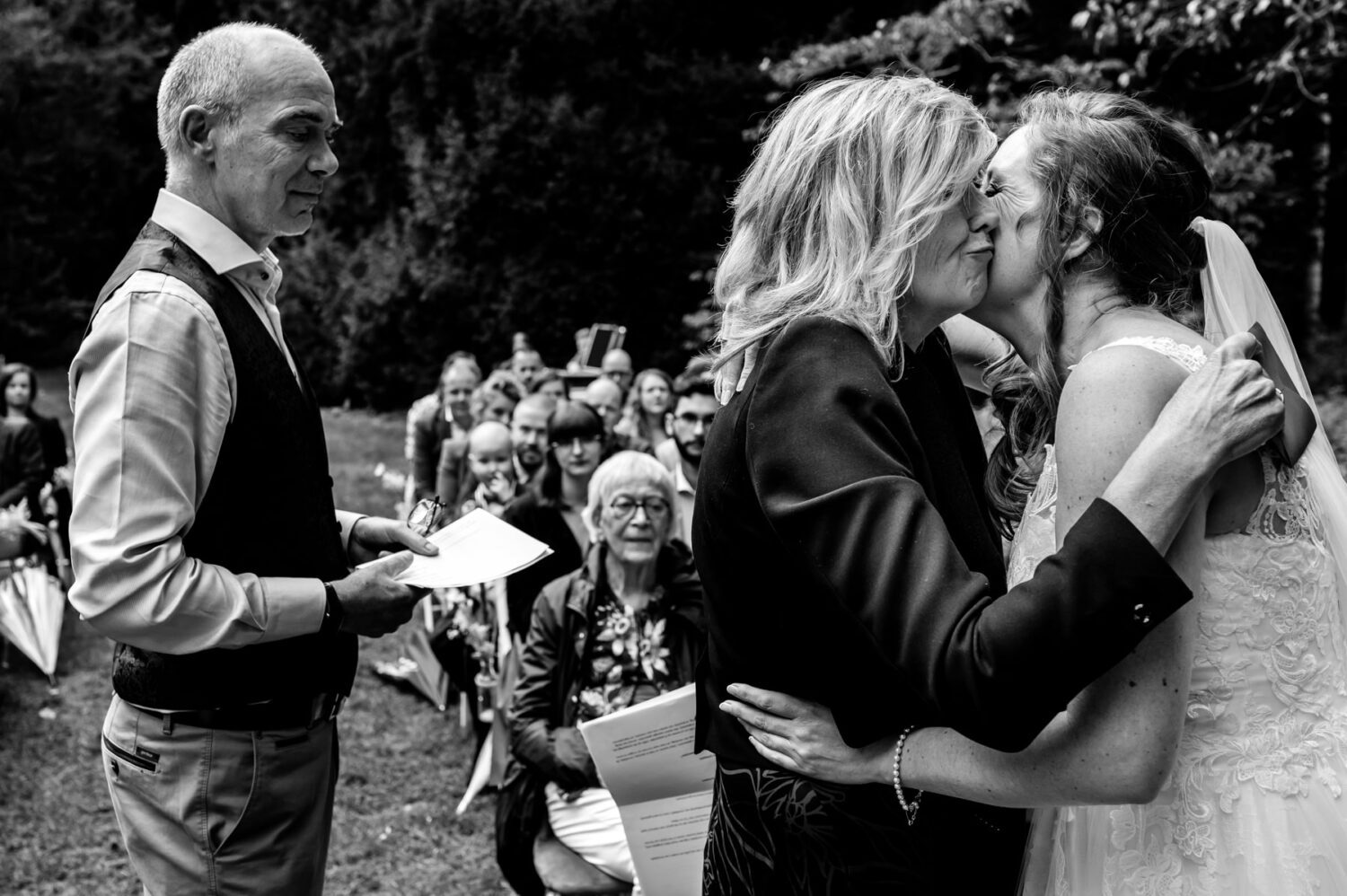 trouwceremonie in het bos journalistieke trouwfotograaf landgoed schovenhorst