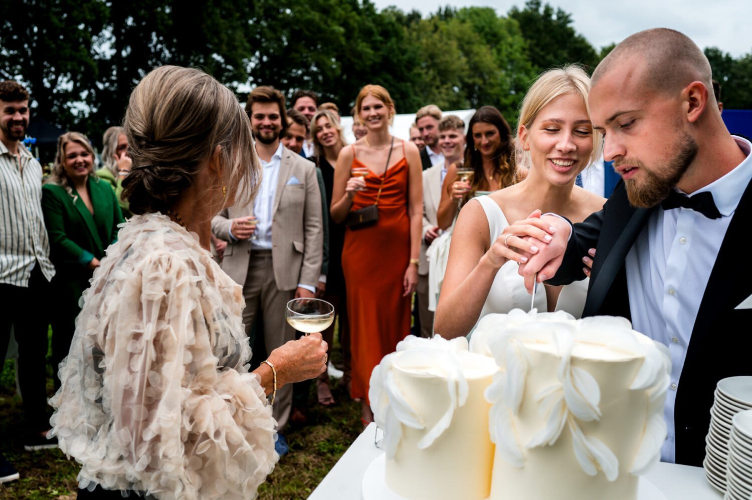 Bruidstaart aansnijden trouwtaart trouwfotografie Linda Bouritius