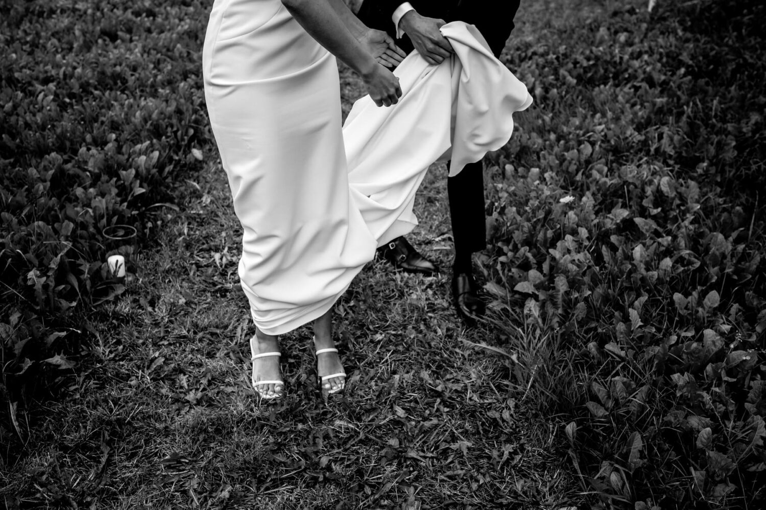 Trouwfotografie bruidspaar creatief zwart wit